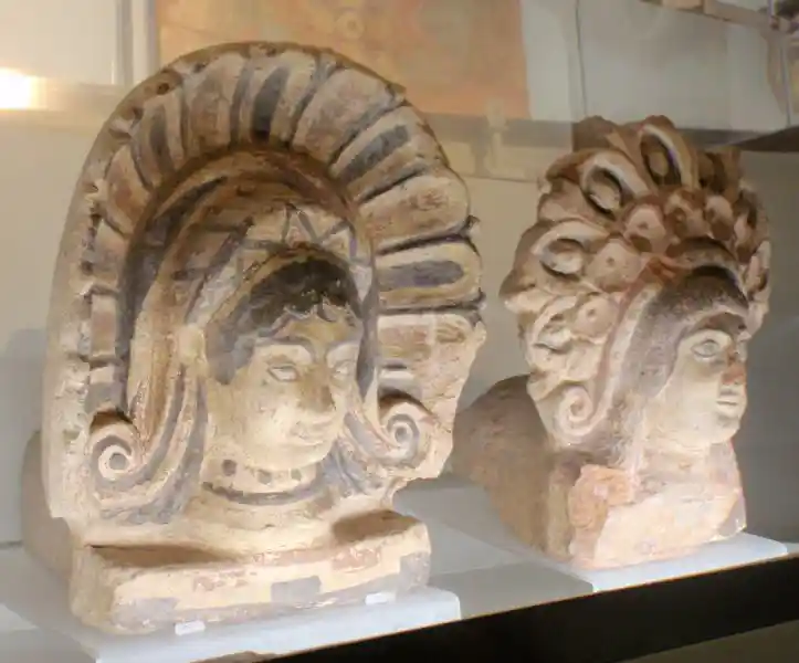Head sculpture with sun rays or halo-like design
